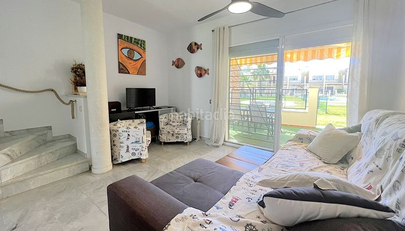 Foto aca43c7b-a95d-41dc-b557-4fcd2c81ac59. Casa adosada adosado en urbanización privada con terraza y piscina, a 200 metros de playa central en Isla Cristina