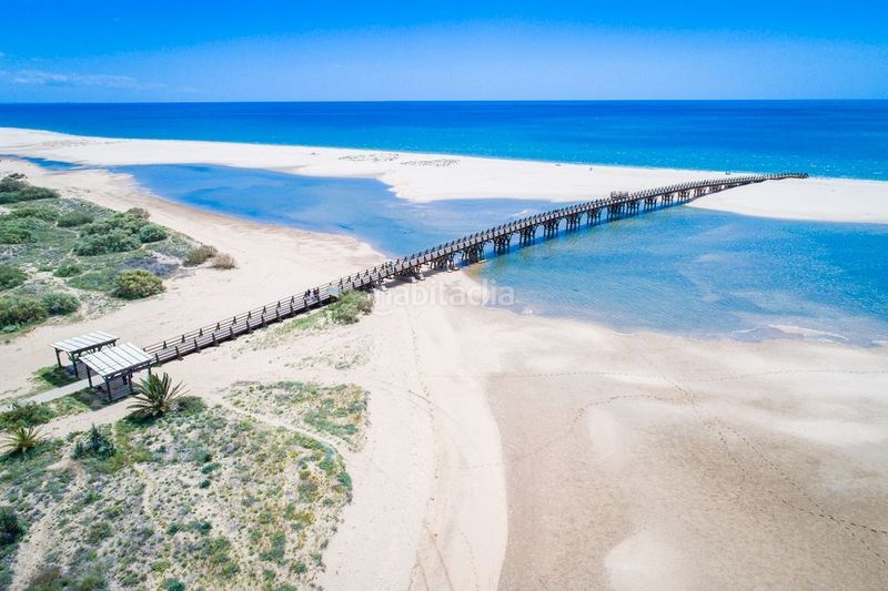 Foto d60b5139-a490-4499-8506-2472c11e5eac. Casa adosada adosado en urbanización privada con terraza y piscina, a 200 metros de playa central en Isla Cristina