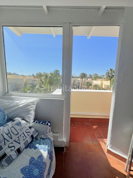 Foto f4b970c7-31b8-490b-9b21-c32bbe30c98d. Casa adosada adosado en urbanización privada con terraza y piscina, a 200 metros de playa central en Isla Cristina