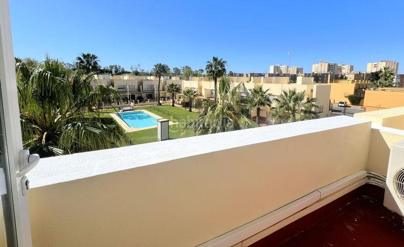 Foto f59a93f3-1e18-4f79-b9ab-a44c7b1034a8. Casa adosada adosado en urbanización privada con terraza y piscina, a 200 metros de playa central en Isla Cristina