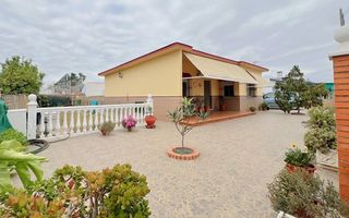 Casa a Ayamonte ciudad. Casa con  parcela independiente a 3 km d el la playa de isla cri