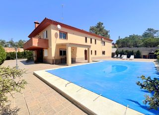 Casa en Isla Cristina. Chalet de dos plantas con piscina  y  parcela privada , a sólo 3