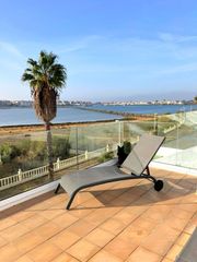 Casa adossada a Isla Cristina. Vistas al mar, terraza solarium  y cochera en paseo maritimo pla
