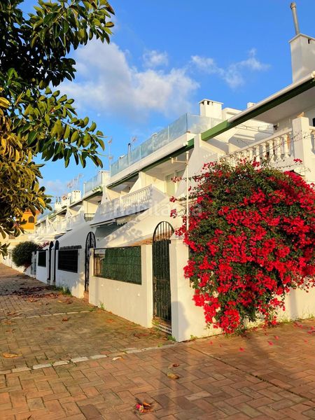 Foto e90b5b36-79e6-4954-a959-475fdf67a3a8. Casa adossada a Isla Cristina