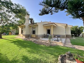 Casa  Breca. Chalet con  parcela privada de 1000m, a sólo 3 km de  la playa d