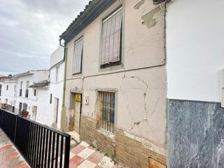 Casa adossada a Avenida de la constitucion 81