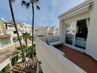 Affitto Piccolo appartamento in Calle velázquez 30. Vacacional: atico de 1 dormitorio en puerto deportivo, a 50 metr