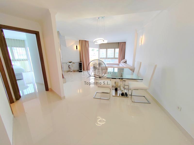 Foto 427e8227-bbcc-47f8-b3a3-e4477503d104. Zweistöckige wohnung in avenida del puerto deportivo 30 in Benalmádena