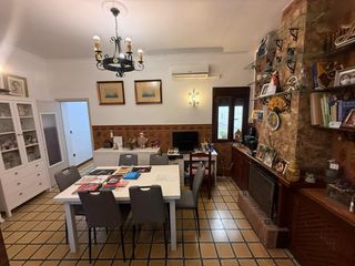 Casa a San José-San Bernardo. Estupenda y amplia vivienda con patio, terraza y garaje en la li