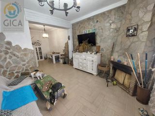 Casa  Segovia. Estupenda casa semicentrica con amplia terraza