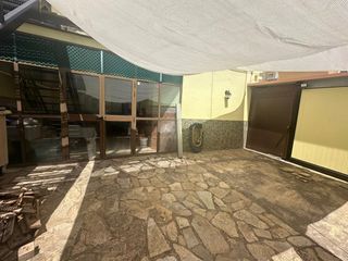 Casa bifamiliare in Barrios (Los). Gran chalet en la vega del golf