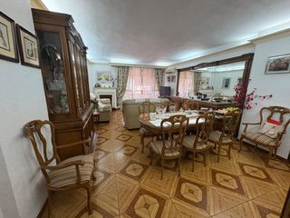 Etagenwohnung in Casco Antiguo. Gran piso cerca de plaza alta con terrazay grandes habitaciones