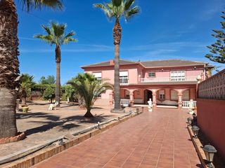 Casa a Pinos de Alhaurín. Espectacular villa independiente con 1.500 m de parcela, piscina