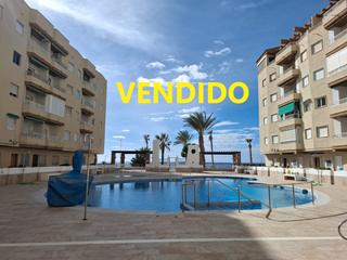 Pis en Torrenueva. Piso a la venta con piscina en primera lnea de playa