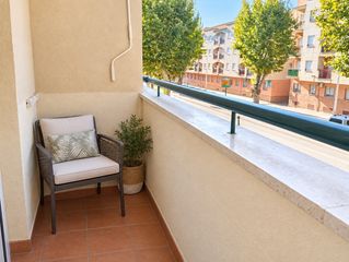 Appartamento in Calle junco paterna 3. Piso luminoso con terraza y garaje en el centro de torrenueva co
