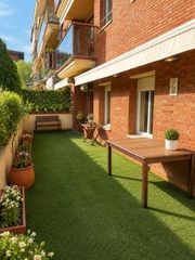 Ground floor  Carrer de costa i llobera. Amplio,soleado jardin esquinero 65m2 piscina parking trastero
