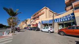 Aparcament cotxe a Urbanización Santa Rosa. Plaza de garaje en pleno centro de torrox costa, en el edificio