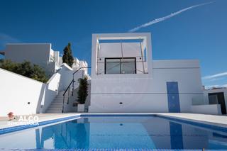 Chalet à Torrox Park. Descubre esta impresionante villa moderna, situada en una zona l