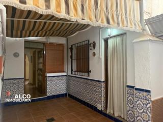 Etagenwohnung in Íllora. Casa de 4 dormitorios con nave y patio por 97.000 se venden dos