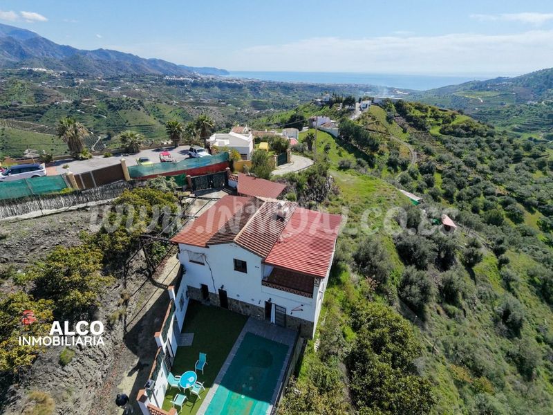 Foto 2a59e665-36fc-443e-bb55-69264c8a2b4d. Chalet avec piscine dans Torrox pueblo Torrox