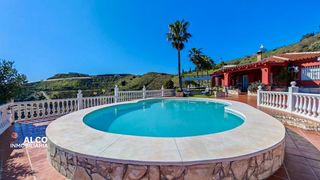 Chalet à El Morche. Villa con parcela de 5.445 m, piscina salada y autosuficiencia e