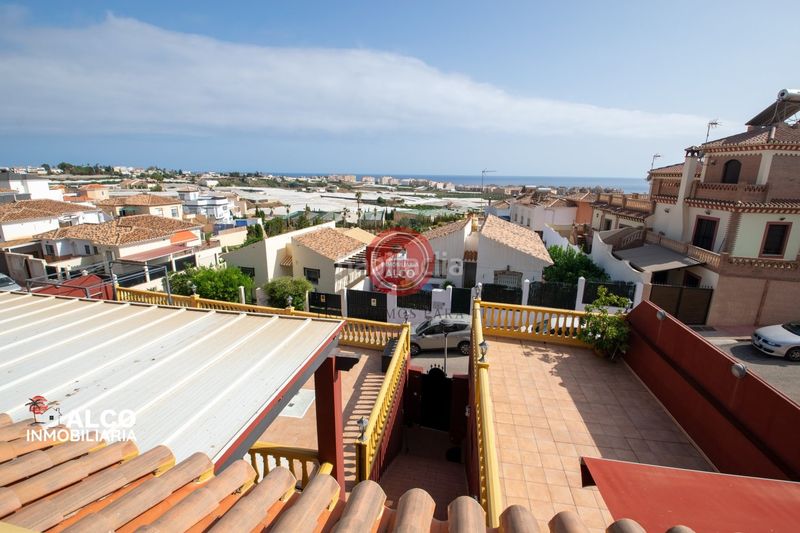 Foto 04fe225b-52e5-4f64-9481-f2b43da31fa7. Chalet avec parking piscine dans Urbanización Santa Rosa Torrox