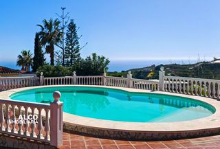 Chalet in El Morche. Villa con parcela de 5.445 m, piscina salada y autosuficiencia e