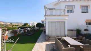 Chalet  Garcia lorca 16. Pareado de 4 dormitorios con gran terraza, chimenea en torrox pa