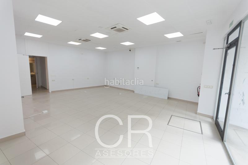 Foto 219cd6a6-0ef0-4552-92d9-e10ac7b89ce2. Lloguer local comercial a calle palencia 11 a Barrio de Zaidín Granada