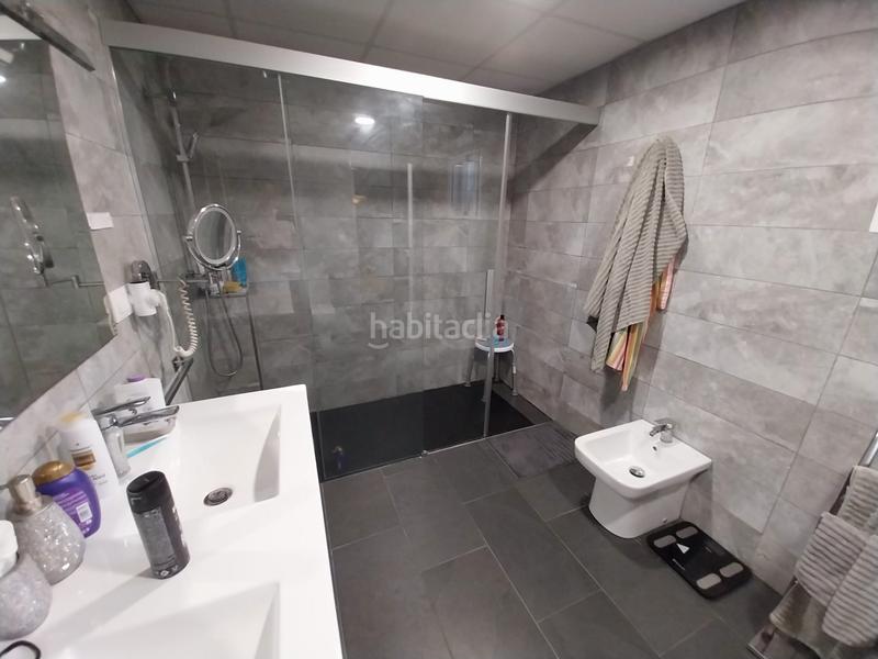 Foto f5a4a4dc-e894-46af-b54b-189d8bde1079. Casa adosada se vende espectacular vivienda ideal para familias que buscan espacio. en Jaén