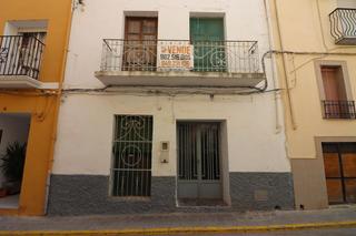 Casa a Dos Aguas. Casa de pueblo a reformar, cuenta con 228 m2 distribuidos en:
p