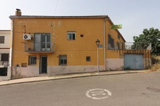 Casa  Avenida diputación. Inmueble con vivienda y amplio local comercial