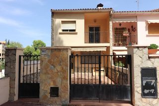 Casa bifamiliare  Avenida de la música. Pareado con muchas posibilidades para adecuar.