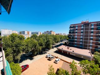 Flat  Calle francisco pizarro. Piso con 3 habitaciones con ascensor, calefaccin y aire acondic