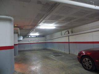 Parking voiture à Polígon Industrial Domenys. Plaza de parking en la zona del centro
