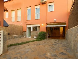 Casa adossada  N/a. Casa unifamiliar con patio, garaje y 4 habitaciones en les caset