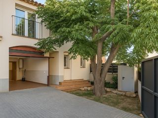 Casa a schiera  Calle sol-les masuques. Elegante casa adosada con jardín y garaje en las masuques  exclu