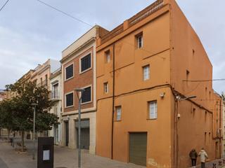 Edifici  N/a. Edificio esquinero en venta en pleno centro de sant sadurní dano