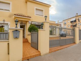 Casa  N/a. Exclusiva vivienda con amplitud, luz y calidad en banyeres del p