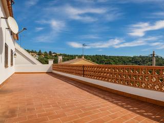 Haus  Calle roques altes. Hogar familiar con grandes espacios, vistas y potencial único en
