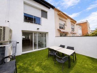 Casa  Avenida vilanova i geltru. Chalet adosado reformado con terrazas, suite y placas solares a