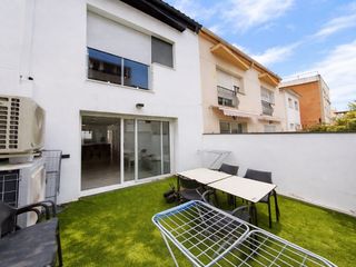 Casa  Avenida vilanova i geltru. Chalet adosado reformado con terrazas, suite y placas solares a