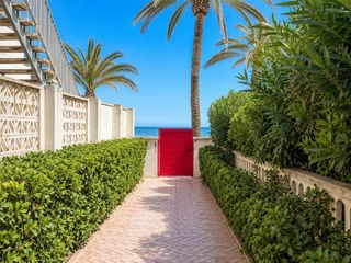 Flat  Calle girona de. Apartamento en venta en primera línea de mar en cubelles con acc