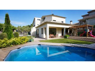 Casa  Calle milà i fontanals, de. Elegancia, espacio y privacidad magnífico chalet de 354 m con pi