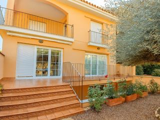 Casa  Calle sant jordi, de. Exclusiva casa independiente en moja, olèrdola, con gran jardín