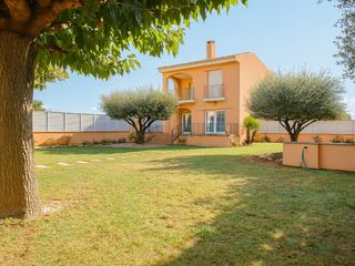 Maison  Calle sant jordi, de. Exclusiva casa independiente en moja, olèrdola, con gran jardín