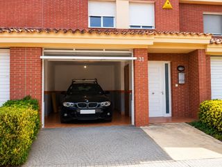 Miete Haus in Sant Martí Sarroca. Alquiler de casa seminueva con jardín, terrazas y garaje en sant
