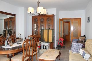 Casa aparellada en Calle tarrasa 4. Amplia vivienda sobre local en esquina