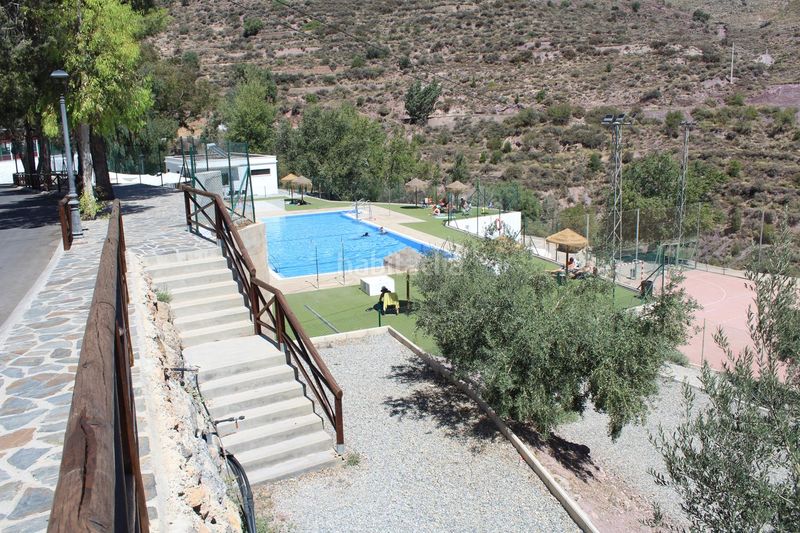 Foto 06b65161-16c2-4b5e-8c24-429575912339. Casa aparellada amb xemeneia calefacció a Enix