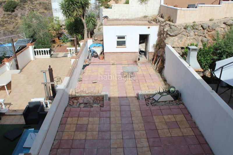 Foto 91a87d69-70e3-41f5-af35-2b526403403a. Casa aparellada amb xemeneia aparcament a Enix